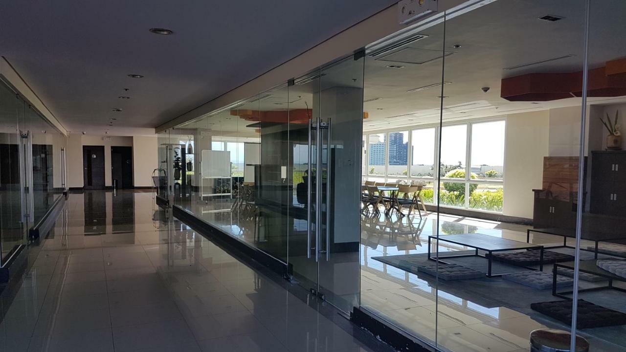 Mactan Newtown Condo With Garden And Ocean View 8Newtown Blvd 막탄 외부 사진