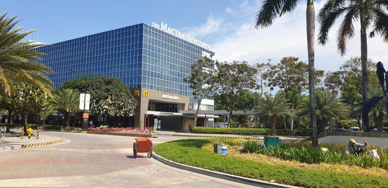 Mactan Newtown Condo With Garden And Ocean View 8Newtown Blvd 막탄 외부 사진