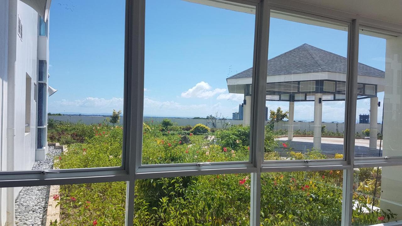 Mactan Newtown Condo With Garden And Ocean View 8Newtown Blvd 막탄 외부 사진